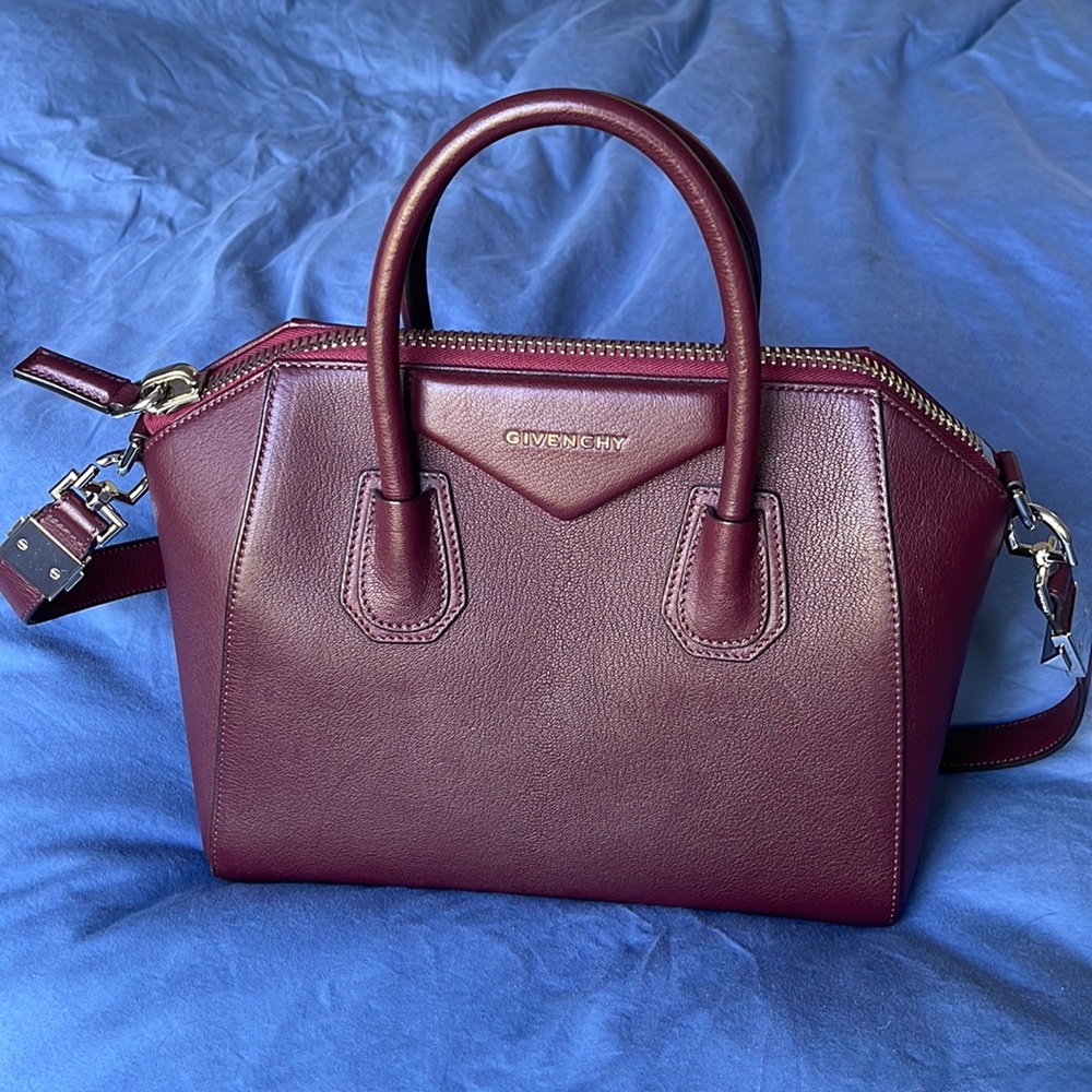 GIVENCHY small antigona bag in aubergine.